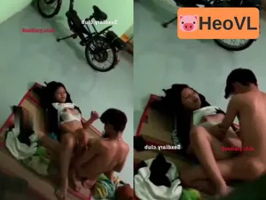 Quay lén hai em học sinh ngoại tình trong trọ