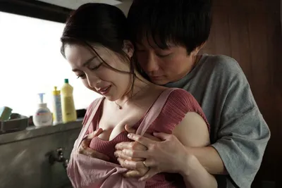 Cậu con trai ở nhà nắc mẹ kế trong khi bố đã đi công tác xa