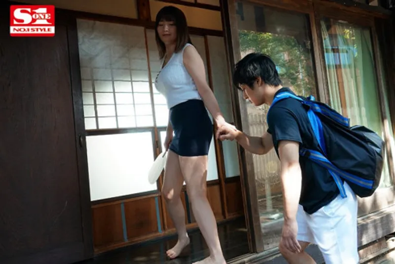 Anh chàng dâm dục buồi khi nhìn trộm em họ cắm sừng với chồng