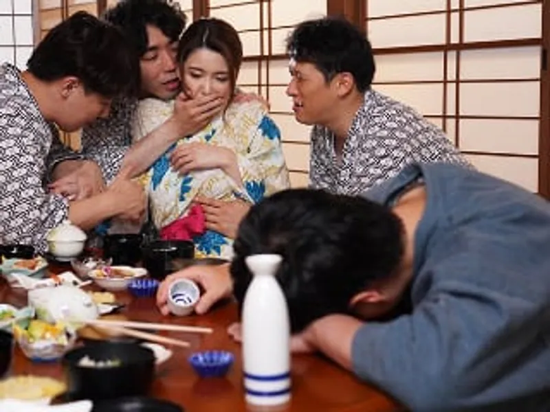 đưa vợ đi suối nước nóng, anh xã không biết người vợ bị người khác làm tình sấp mặt