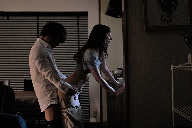 Cấp trên đi làm ăn, cậu nhân viên đến nhà trả bài cô vợ ông ấy