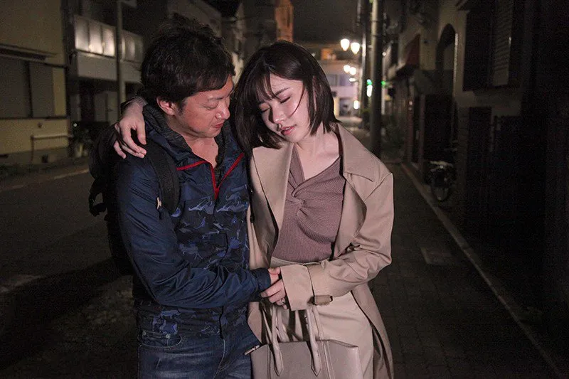 đưa cô nhân viên nữ nhậu say xỉn vì cãi nhau với ông xã về nhà