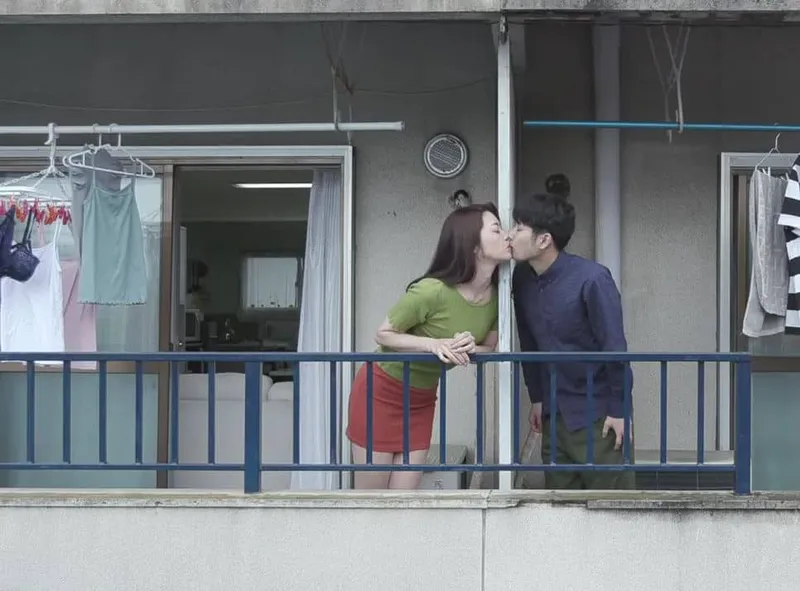 Tiếng rên của chị gần nhà kề bên và cậu thanh niên được lái máy bay